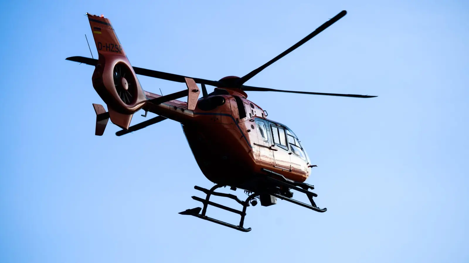 Der Mann kam per Rettungshubschrauber in ein Krankenhaus, wo er starb. (Symbolbild) (Foto: Julian Stratenschulte/dpa)