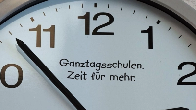 Der Ausbau der Ganztagsbetreuung in Bayern ist zwar inzwischen mehr oder weniger ein parteiübergreifender Konsens - dennoch geht es in Bayern noch immer zu zögerlich voran. Am Geld dürfte es aber eigentlich nicht liegen - denn es gibt weit mehr Fördergeld, als abberufen wird.(Archivbild) (Foto: Soeren Stache/dpa)