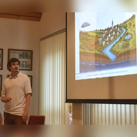 Jonas Preinl vom ÖkoTeam stellte die Extremwettersituation durch Hitze und Starkregenereignisse dar. Diese führen zu Hochwasser und großen Schäden, weil das Wasser nicht mehr im Boden versickert.  (Foto: Anita Dlugoß)