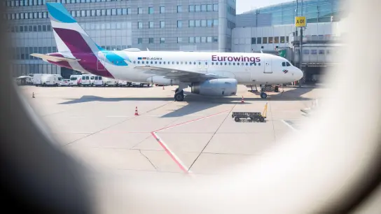 Eine Maschine von Eurowings auf dem Flughafen Düsseldorf: Am Donnerstag wollen Piloten der Airline streiken. (Foto: Marcel Kusch/dpa)