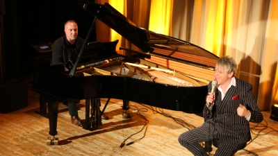 Der Pianist Bernd Meyer und der Sänger Markus Engelstädter widmeten in der Reihe Kreuzgangspiele extra dem unvergessenen Udo Jürgens einen ganzen Abend. (Foto: Martina Kramer)
