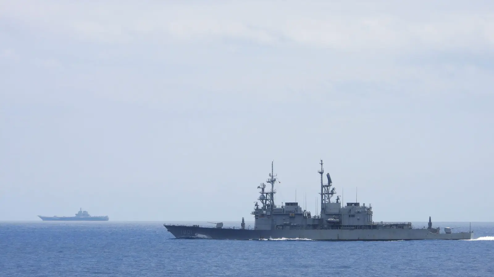 Ein taiwanesisches Marineschiff (vorne) beobachtet einen chinesischen Flugzeugträger in der Nähe taiwanesischer Gewässer. Die Meerenge zwischen China und Taiwan ist erneut Schauplatz militärischen Machtgebarens. (Foto: Uncredited/Taiwan Ministry of National Defense/AP/dpa)