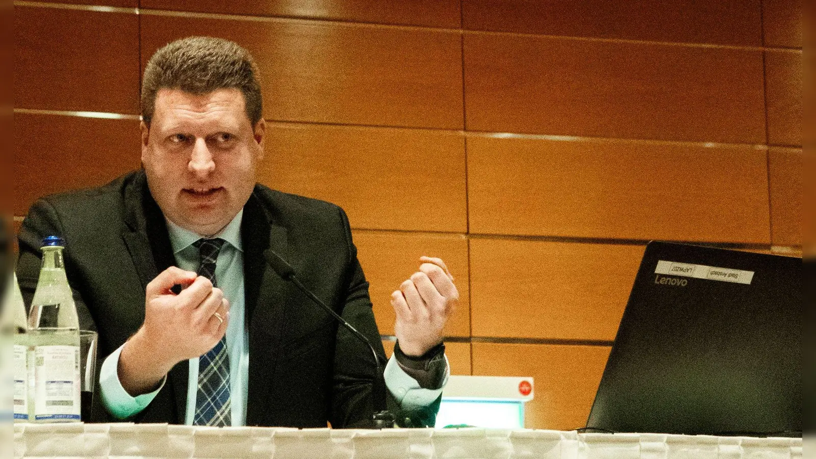 Kämmerer Christian Jakobs erntete Applaus im Stadtrat für die pünktliche Vorlage seines Entwurfes für den Hauhalt 2027. (Archivbild: Evi Lemberger)