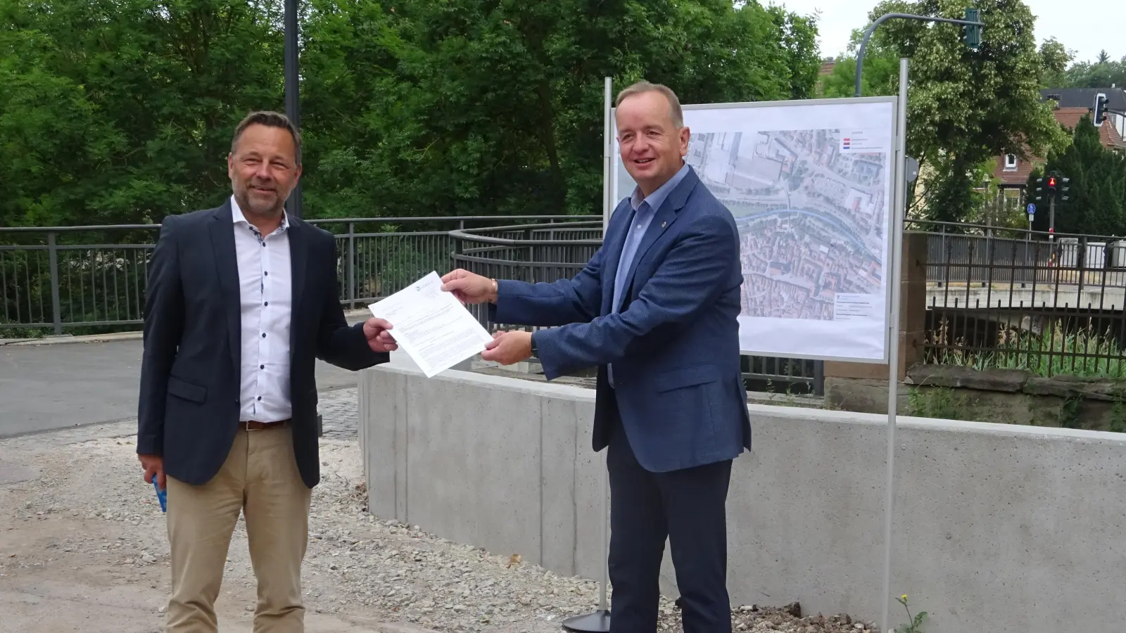 Oberbürgermeister Thomas Deffner (rechts) übergab den offiziellen Bescheid an Thomas Keller, Chef des Wasserwirtschaftsamtes. (Foto: Florian Pöhlmann)
