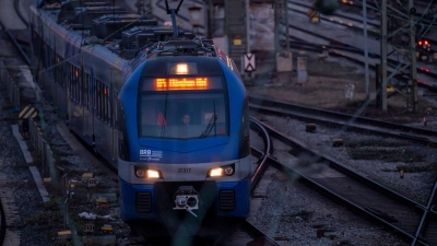 Die BRB ist von Bauarbeiten am Bahnnetz betroffen. (Archivbild) (Foto: Peter Kneffel/dpa)