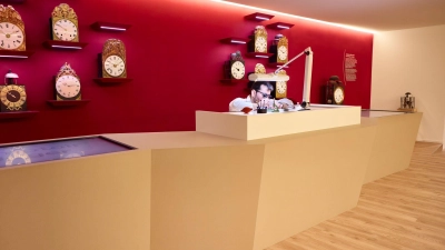 Besuch im Espace Horloger in Le Sentier: In dem Uhrenmuseum wird das Präzisionshandwerk auch live gezeigt. (Foto: Espace Horloger/dpa-tmn)