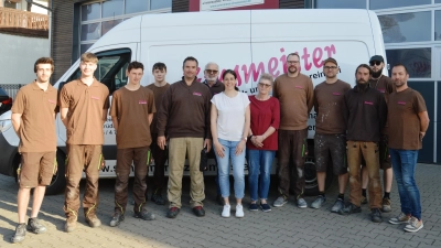 Das Team der Schreinerei Zinsmeister im 75. Jubiläumsjahr – Impulsgeber der ersten Gewerbeschau in Obermögersheim.  (Foto: Peter Tippl)