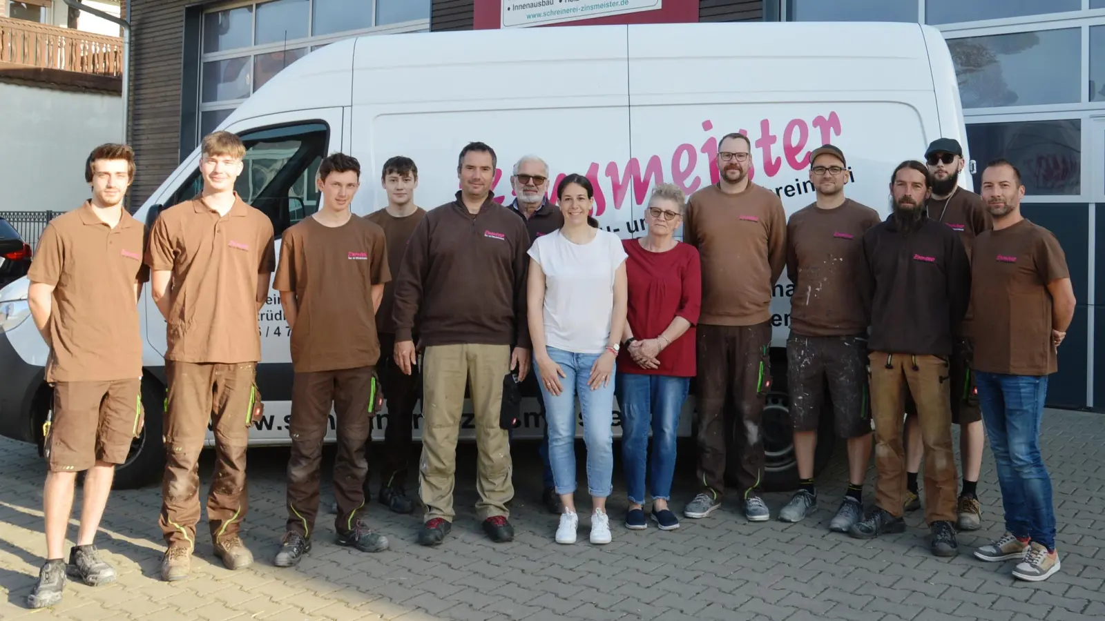 Das Team der Schreinerei Zinsmeister im 75. Jubiläumsjahr – Impulsgeber der ersten Gewerbeschau in Obermögersheim.  (Foto: Peter Tippl)