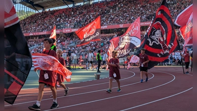 Kinder der Glubbfans „Oase” Rauenzell waren beim Heimspiel des 1. FC Nürnberg gegen den SV Darmstadt im Max-Morlock-Stadion als Fahnenschwenker aktiv.. (Foto: Stefan Schuh)