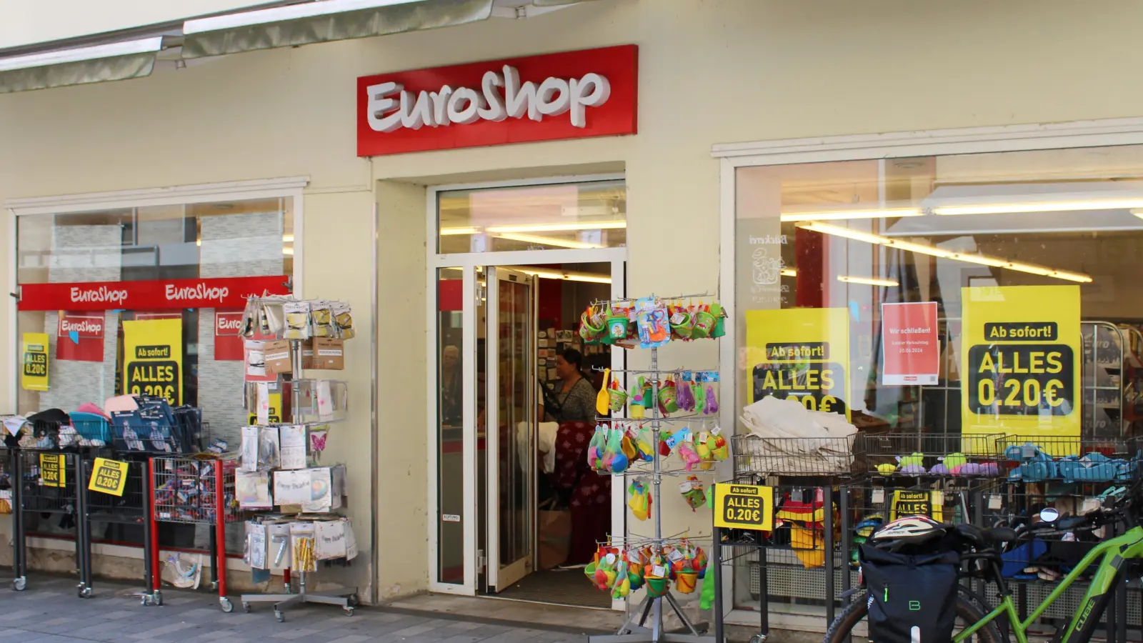 Die Tage sind gezählt: Am Samstag schließt der Euroshop in der Ansbacher Fußgängerzone. (Foto: Constantin Prosch)