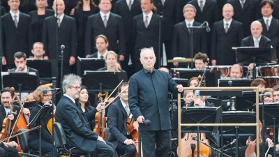 Daniel Barenboim mit der Staatskapelle Berlin und dem Staatsopernchor 2021 auf dem Bebelplatz. (Foto: Annette Riedl/dpa)