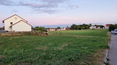 Die Fläche hinter dem Rathaus am Birkenweg soll bebaut werden. Beplant wird der gesamte Wiesenbereich vor und hinter dem Graben. (Foto: Andrea Walke)