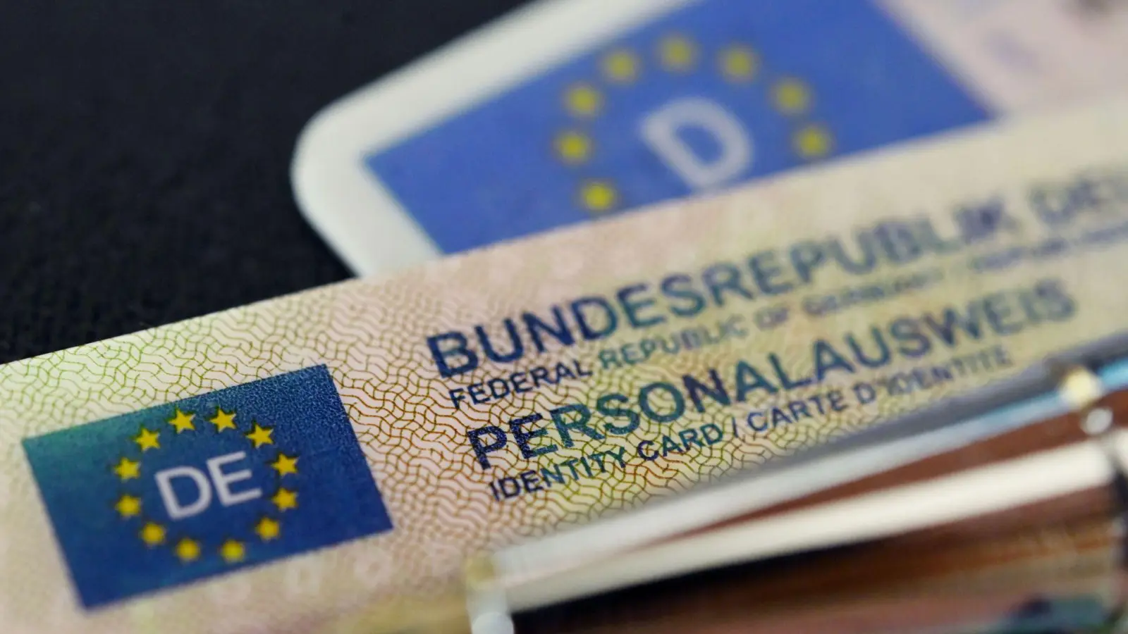 Den Gang zum Amt sollen sich ältere Menschen künftig sparen können, wenn ihr Ausweis abgelaufen ist. Sie sollen diesen einfach weiter nutzen dürfen. (Symbolbild) (Foto: Marijan Murat/dpa)