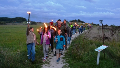 Besonders war die Fackelwanderung durch den weitläufigen Römerpark Ruffenhofen nicht nur für Kinder. Diese Gruppe wurde von Karl Linse (schwarze Mütze) geführt. (Foto: Peter Tippl)