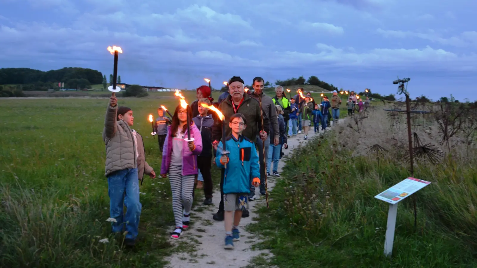 Besonders war die Fackelwanderung durch den weitläufigen Römerpark Ruffenhofen nicht nur für Kinder. Diese Gruppe wurde von Karl Linse (schwarze Mütze) geführt. (Foto: Peter Tippl)