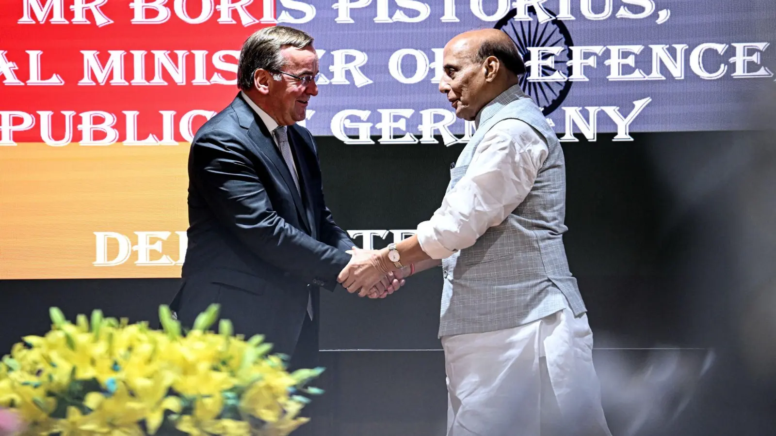 Handschlag in Neu Delhi: Bundesverteidigungsminister Boris Pistorius und sein indischer Amtskollege Rajnath Singh (r). (Foto: Britta Pedersen/dpa)