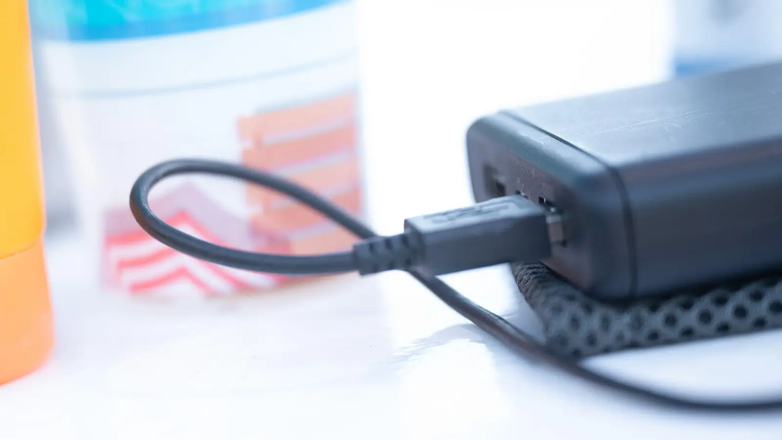 Powerbank auf Flugreise dabei? Dann unbedingt die Airline-Bestimmungen checken! (Foto: Sebastian Gollnow/dpa/dpa-tmn)