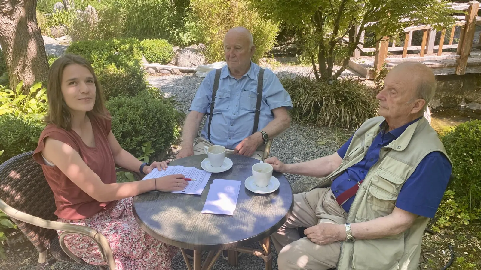 Sophia Henning hat für ihre Studie schon einige Gespräche geführt. Das Foto zeigt sie beim Treffen mit dem 79-jährigen Helmut Ade (rechts) und seinem älteren Bruder Manfred Ade (91). (Foto: Heinz Henning)
