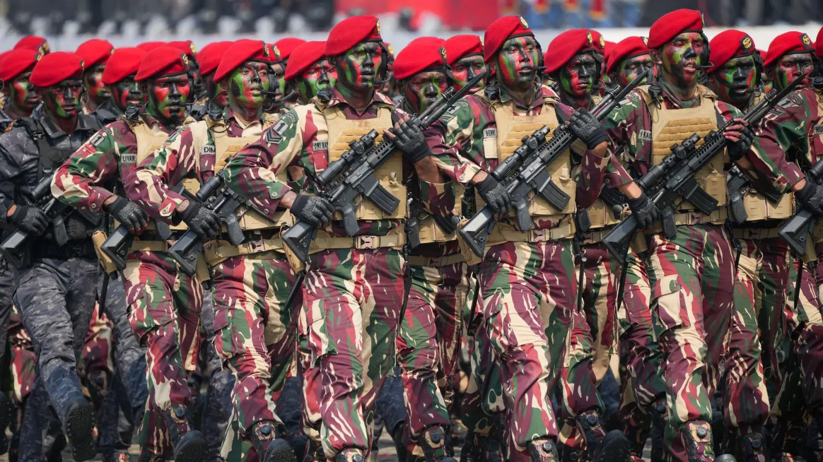 Indonesien zeigt sich bereit, tausende Soldaten nach Gaza zu entsenden - für humanitäre Hilfe und Wiederaufbau des zerstörten Küstenstreifens. (Archivbild) (Foto: Tatan Syuflana/AP/dpa)