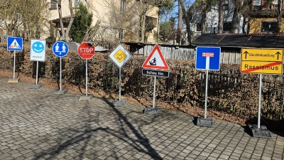 Die Schilder der Gerechtigkeit sind derzeit in der Staatlichen Realschule Heilsbronn zu sehen. (Foto: Erwin Meermann)