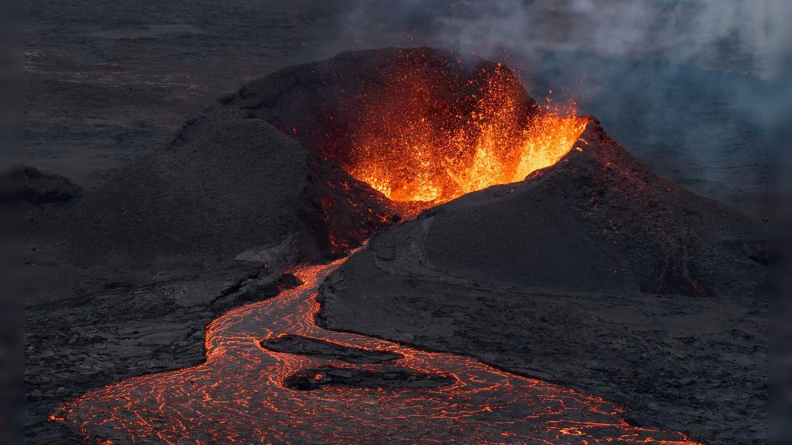 Mitte Juli hatte sich südwestlich von Reykjavik abermals die Erde geöffnet. (Archivbild) (Foto: Marco di Marco/AP/dpa)