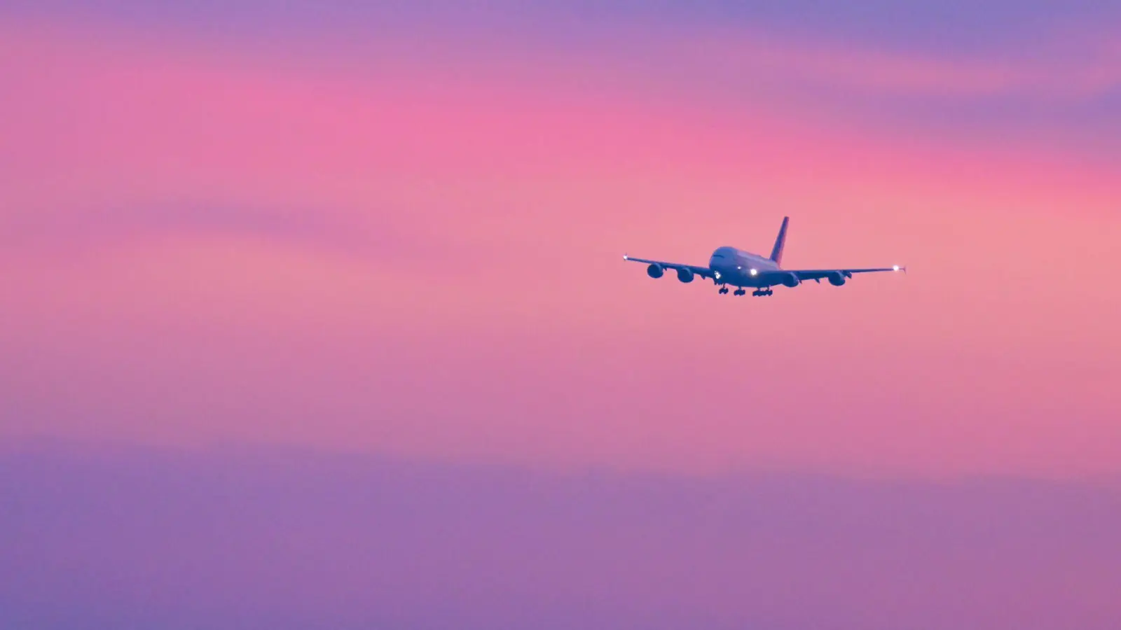 Airbus im Anflug auf München. Tui und andere Anbieter arbeiten an Rückholflügen, doch gesperrte Lufträume erschweren die Planung. (Foto: Malin Wunderlich/dpa)