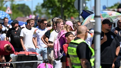 Schlange stehen für Neuer: In Herzogenaurach ist der Andrang groß. (Foto: Federico Gambarini/dpa)