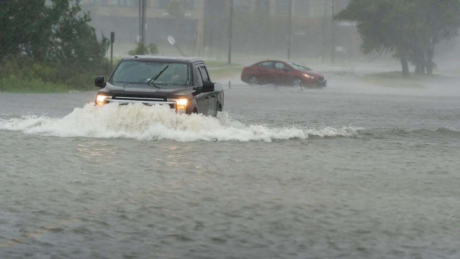 Ein Auto pflügt in Charleston durch Hochwasser, das durch Hurrikan „Ian verursacht wurde. Nach schweren Verwüstungen in Florida, hat der Sturm als nächste Küstenregion den Bundesstaat South Carolina erreicht - begleitet von Warnungen der Meteorologen. (Foto: Alex Brandon/AP/dpa)
