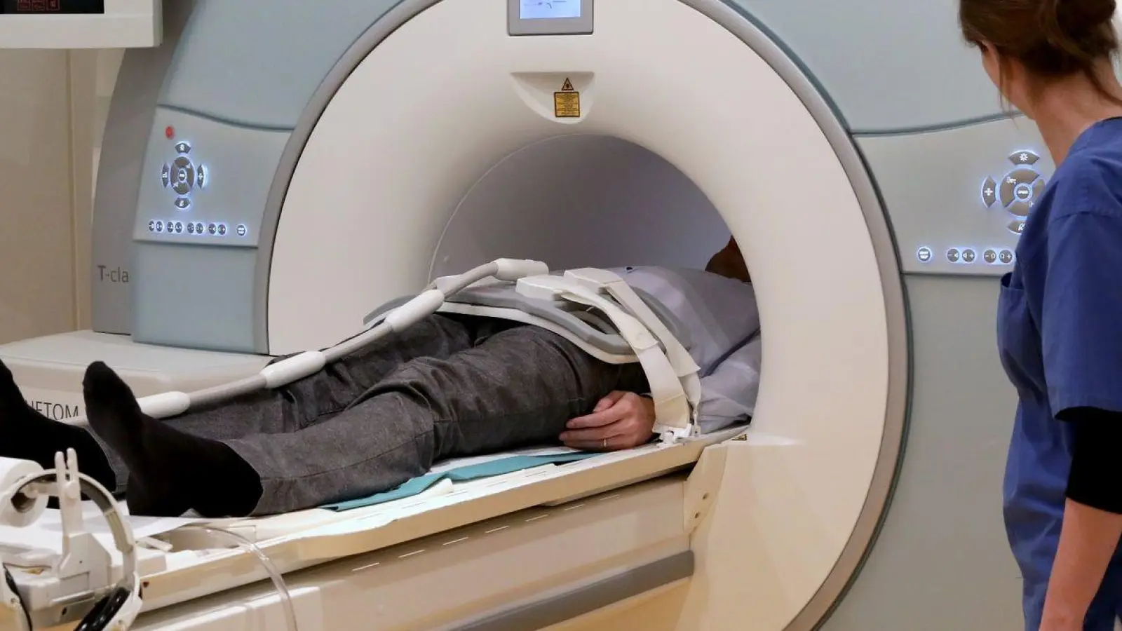 In einer Radiologie wird die Untersuchung eines Patienten an einem MRT vorbereitet. Auch in der Medizintechnik wird Titan gebraucht. (Foto: Bernd Wüstneck/dpa/Archivbild)