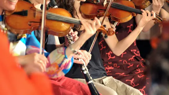 Musiker der „Klezmer Mishpokhe“ spielen ihre Instrumente. (Foto: Martin Schutt/dpa-Zentralbild/dpa/Archivbild)