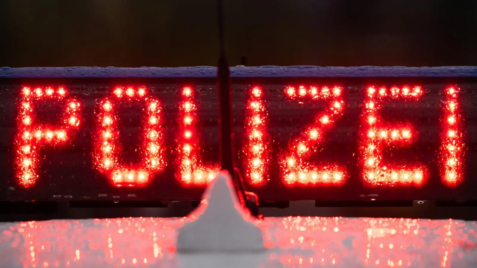 Ein Mann griff am Sonntagabend einen 40-Jährigen in Scheinfeld mit einem Schlagstock an. (Symbolbild: Soeren Stache/dpa)