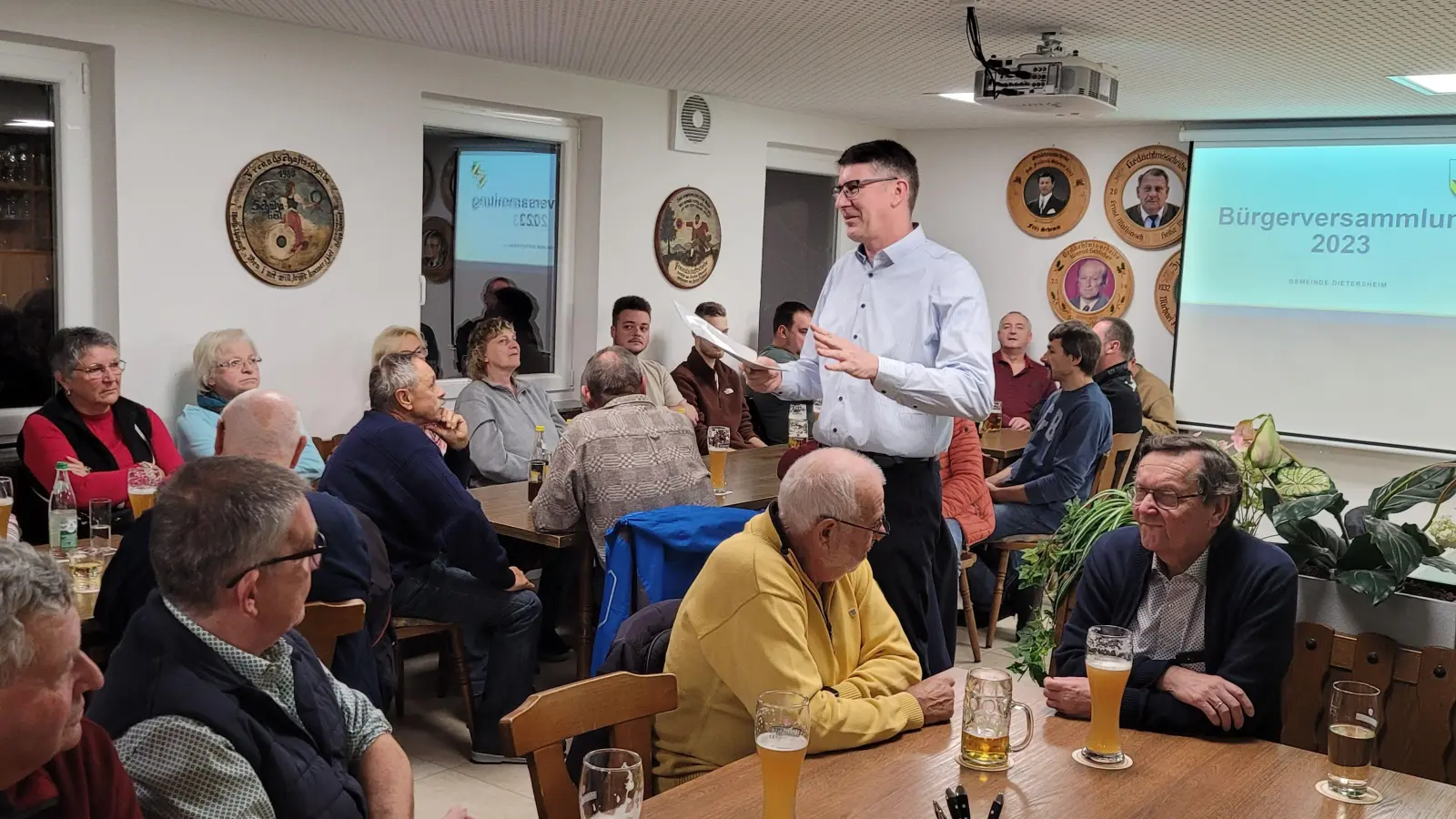 Bürgermeister Jürgen Meyer (stehend) hat in seiner Funktion als Bürgermeister von Dietersheim erstmals eine Bürgerversammlung geleitet. (Foto: Nina Daebel)