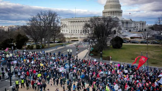 Es ist das erste Mal, dass der „March for Life“ stattfindet, nachdem das Oberste Gericht der USA das Recht auf Abtreibung im vergangenen Jahr gekippt hat. (Foto: J. Scott Applewhite/AP/dpa)
