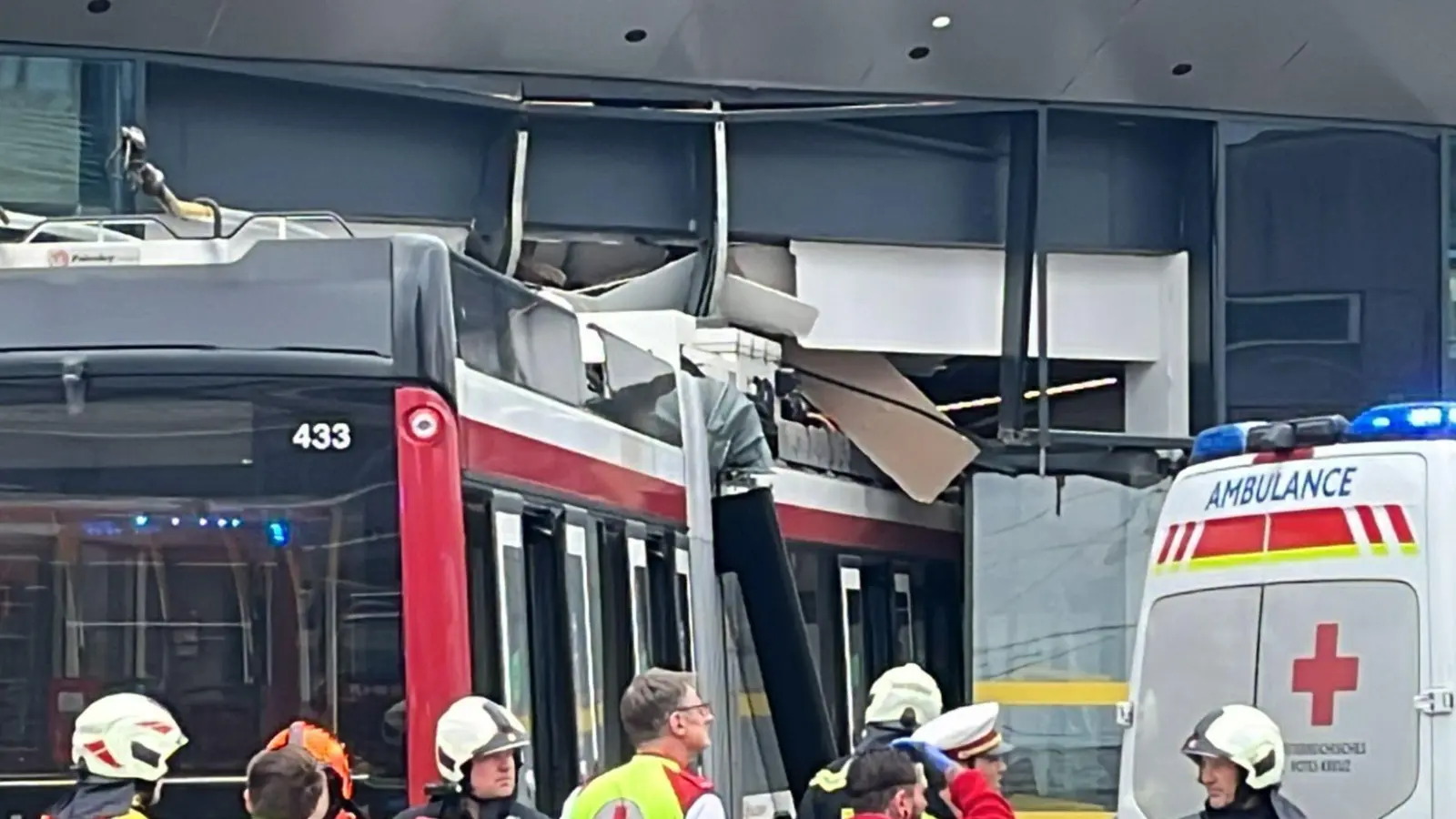 Mehrere Menschen wurden teils schwer verletzt.  (Foto: Fmt-Pictures - Mw/APA/dpa)