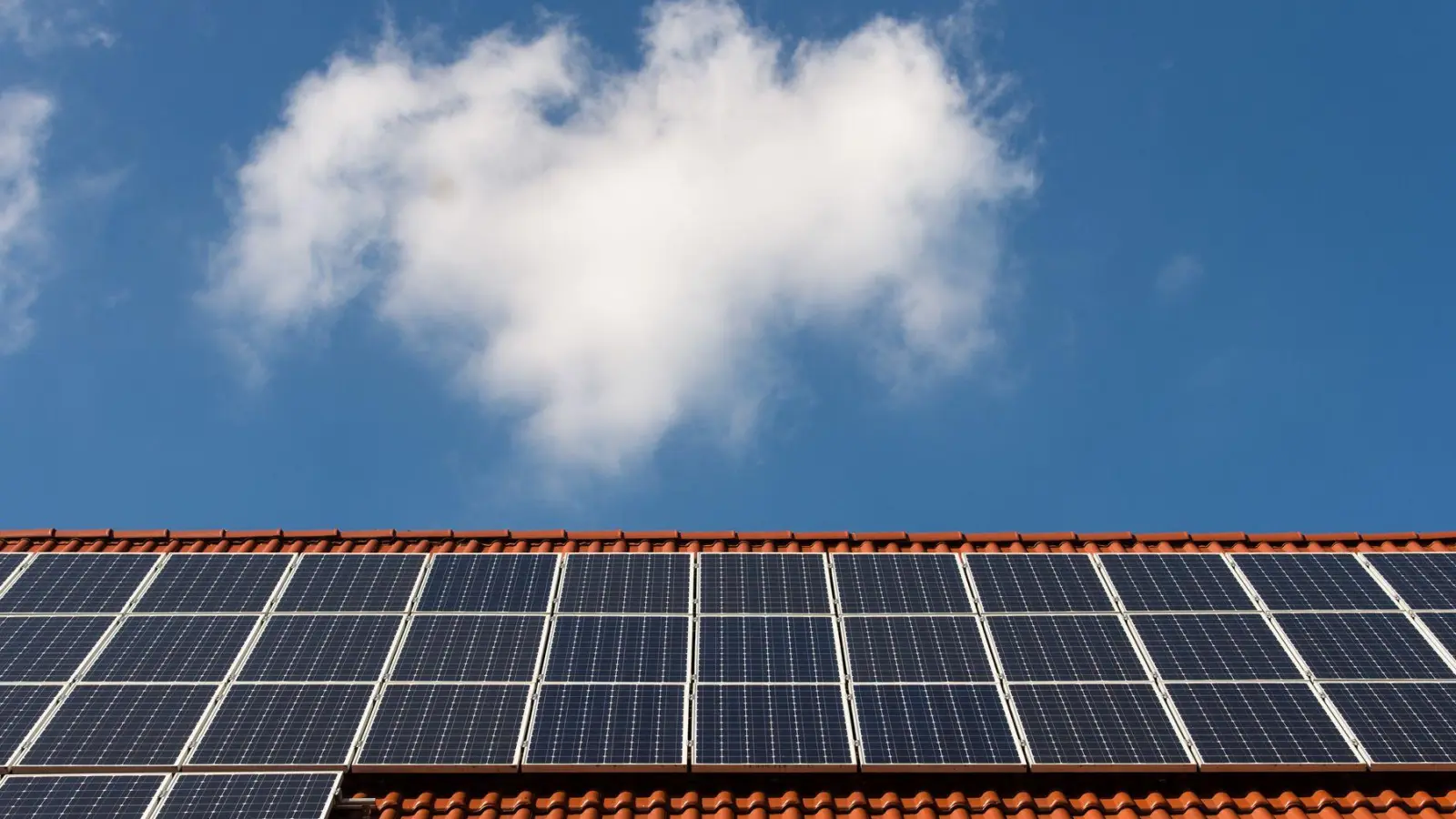 Neue Regelung: Ab Juni 2026 können Hauseigentümer überschüssigen Solarstrom unbürokratisch an Nachbarn im Quartier abgeben. (Foto: Sebastian Gollnow/dpa)