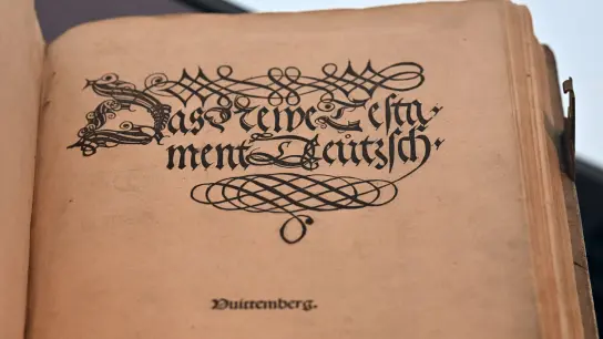 "Das Newe Testament Deutzsch" von Martin Luther aus dem Jahr 1522 in der  Ausstellung auf der Wartburg. (Foto: Martin Schutt/dpa)