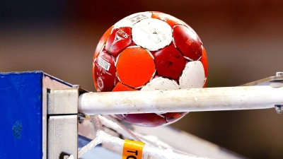 Bei Tabellenführer SG Regensburg kann der TSV Rothenburg befreit aufspielen. (Symbolbild: Frank Molter/dpa)