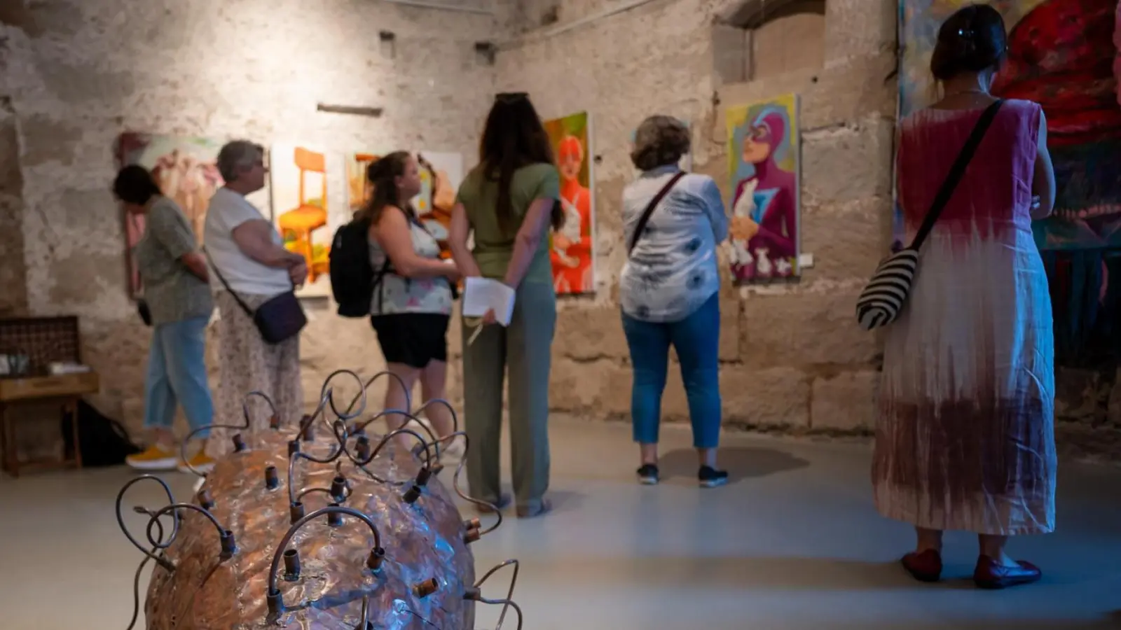 Bei „Kunst in Dachsbach” gab es für die Besucherinnen und Besucher einiges zu sehen, aber zum Beispial auch zu hören. (Foto: Mirko Fryska)