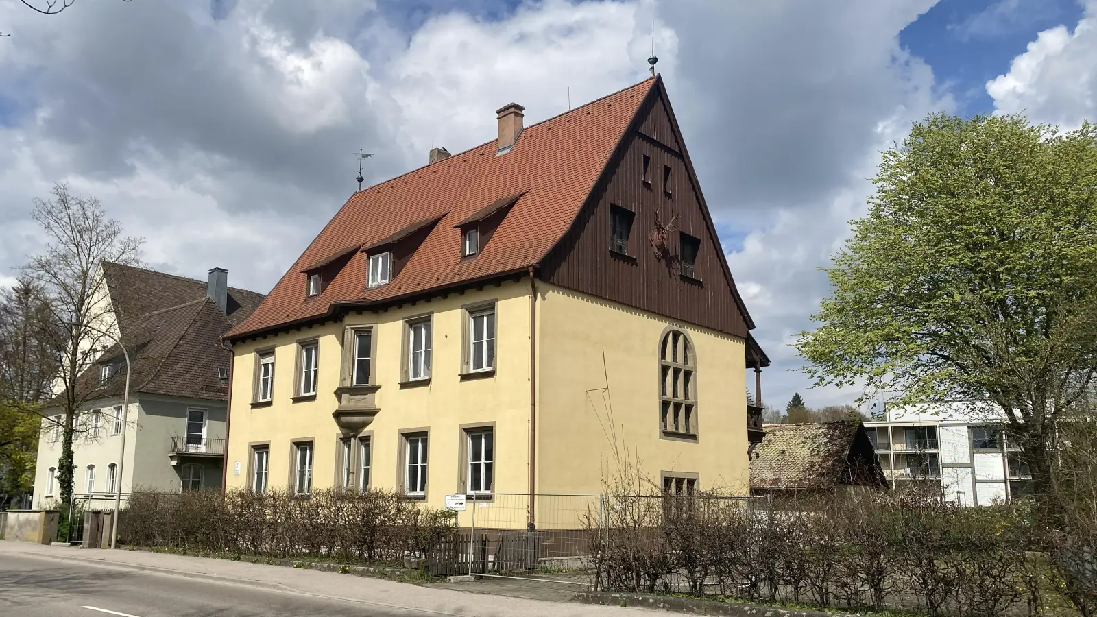 In dem ehemaligen Forstamt soll künftig die interdisziplinäre Frühförderstelle der Lebenshilfe Ansbach untergebracht werden.  (Foto: Lisa-Maria Liebing)