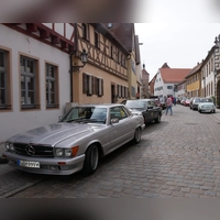 Viele Unikate der Automobilgeschichte wie dieser Mercedes SL parkten in der Wolframs-Eschenbacher Altstadt. (Foto: Daniel Ammon)