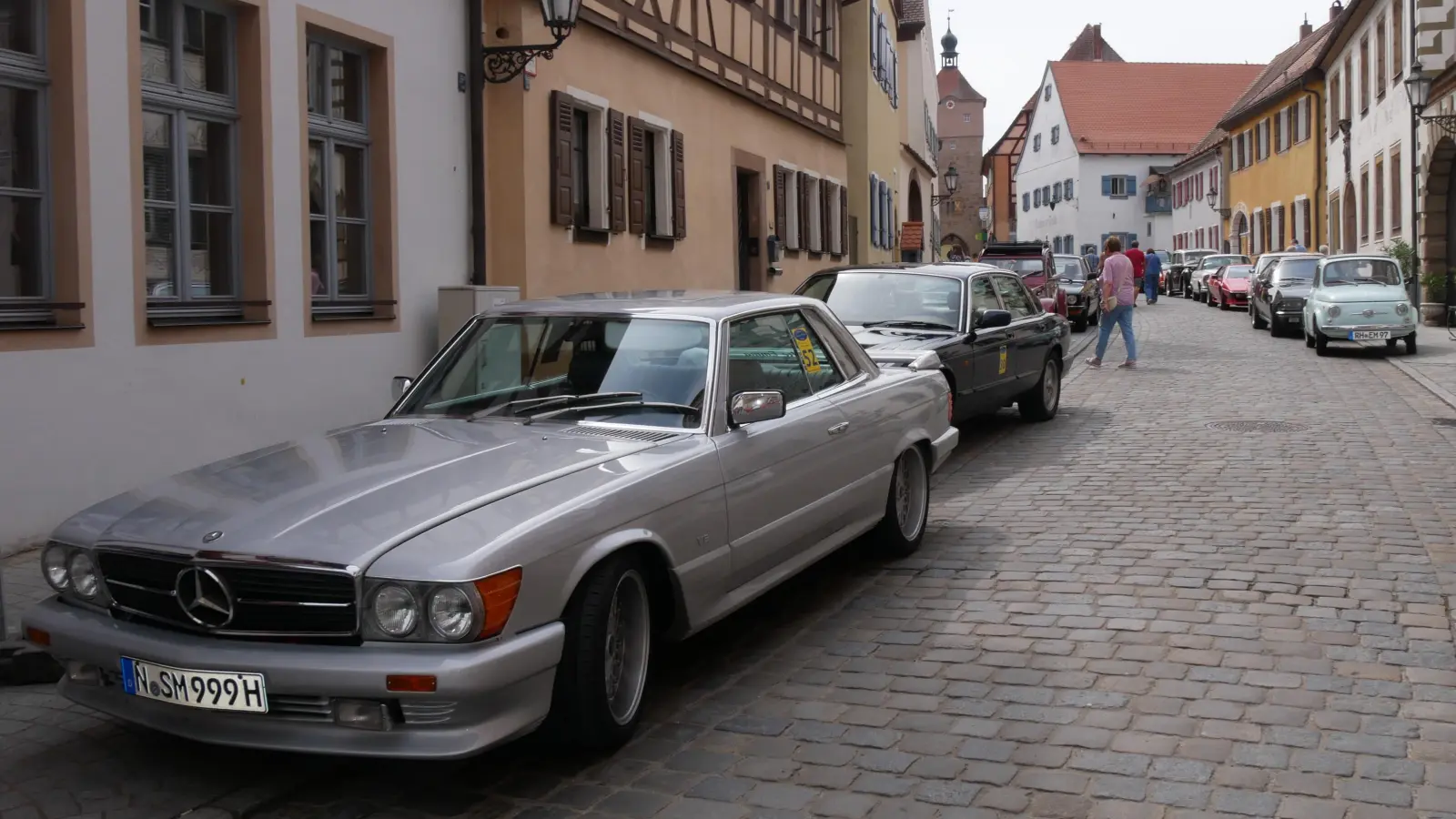 Viele Unikate der Automobilgeschichte wie dieser Mercedes SL parkten in der Wolframs-Eschenbacher Altstadt. (Foto: Daniel Ammon)
