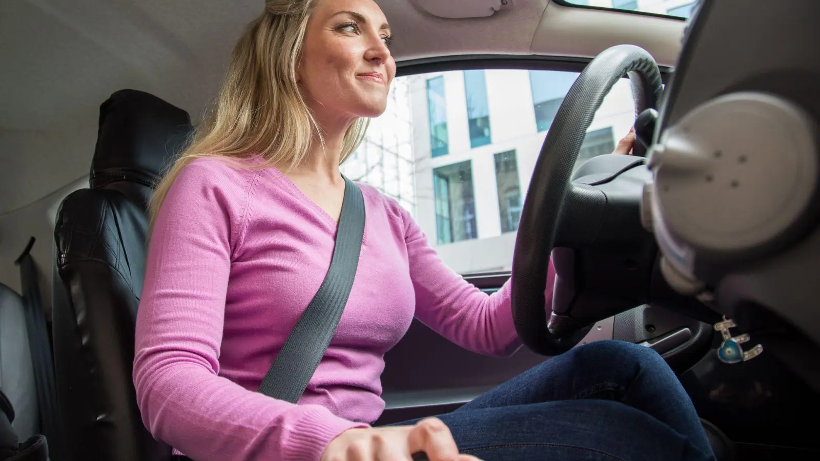 Besser ohne Winterjacke ans Steuer: Durch die dicke Wattierung kann der Sicherheitsgurt nicht optimal am Körper verlaufen und bei Unfällen zu Verletzungen führen. (Foto: Christin Klose/dpa-tmn)