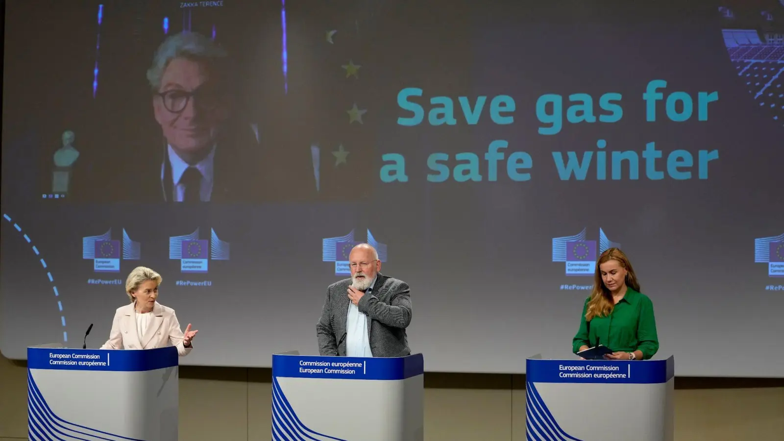 Kommissions-Präsidentin Ursula von der Leyen (l-r), Frans Timmermans, EU-Kommissar für den Europäischen Green Deal und Energie-Kommissar Kadri Simson legten einen Aktionsplan vor. (Foto: Virginia Mayo/AP/dpa)