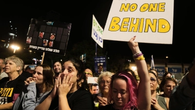 Menschen bei einer Kundgebung in Tel Aviv, auf der die Rückkehr der toten Geiseln gefordert wird. (Archivbild) (Foto: Mahmoud Illean/AP/dpa)