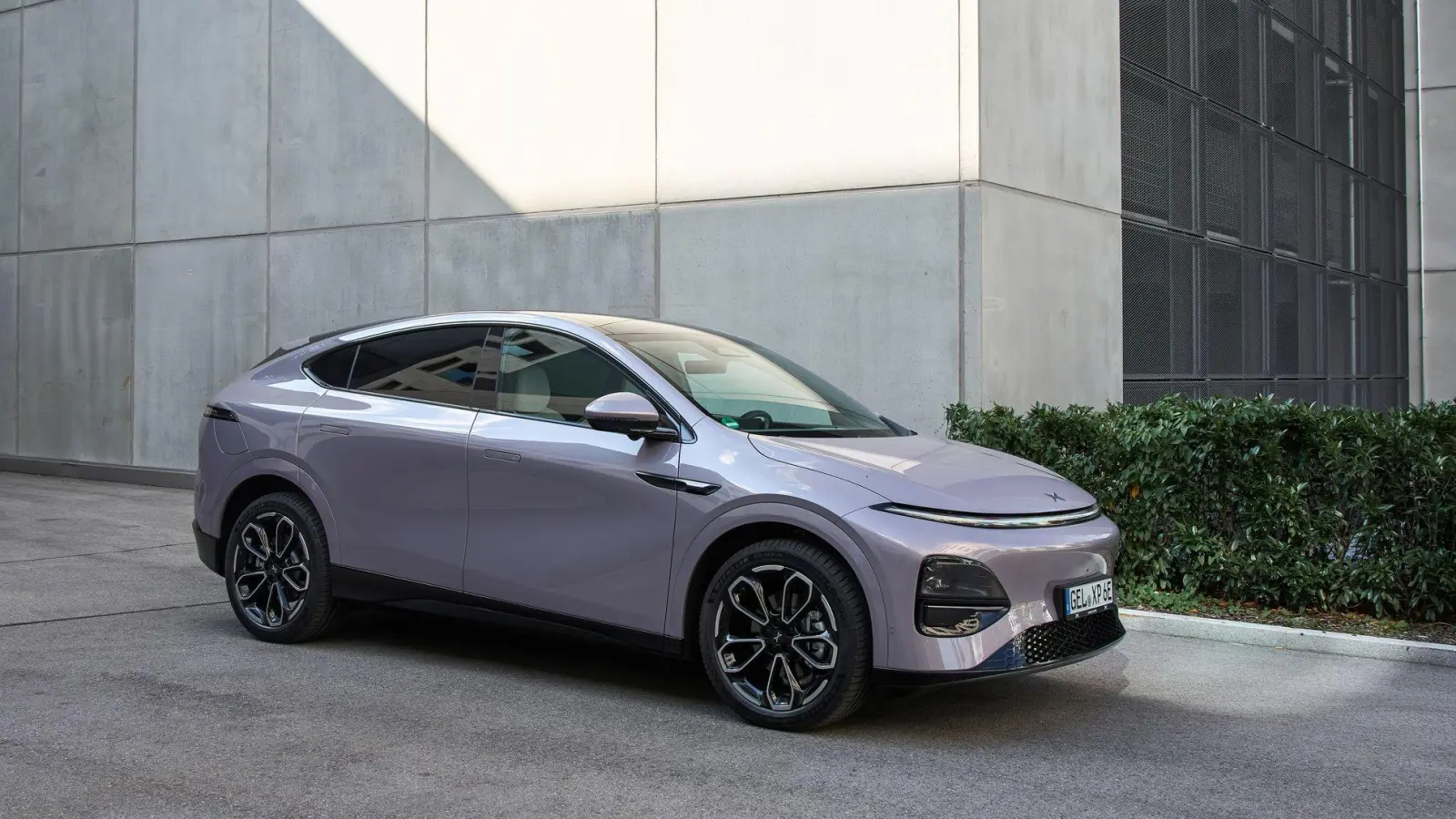 Im SUV-Coupé G6 hat der 800-Volt-Akku eine Kapazität von 81 kWh und ermöglicht Reichweiten von bestenfalls 525 Normkilometern. (Foto: Xpeng/dpa-tmn)