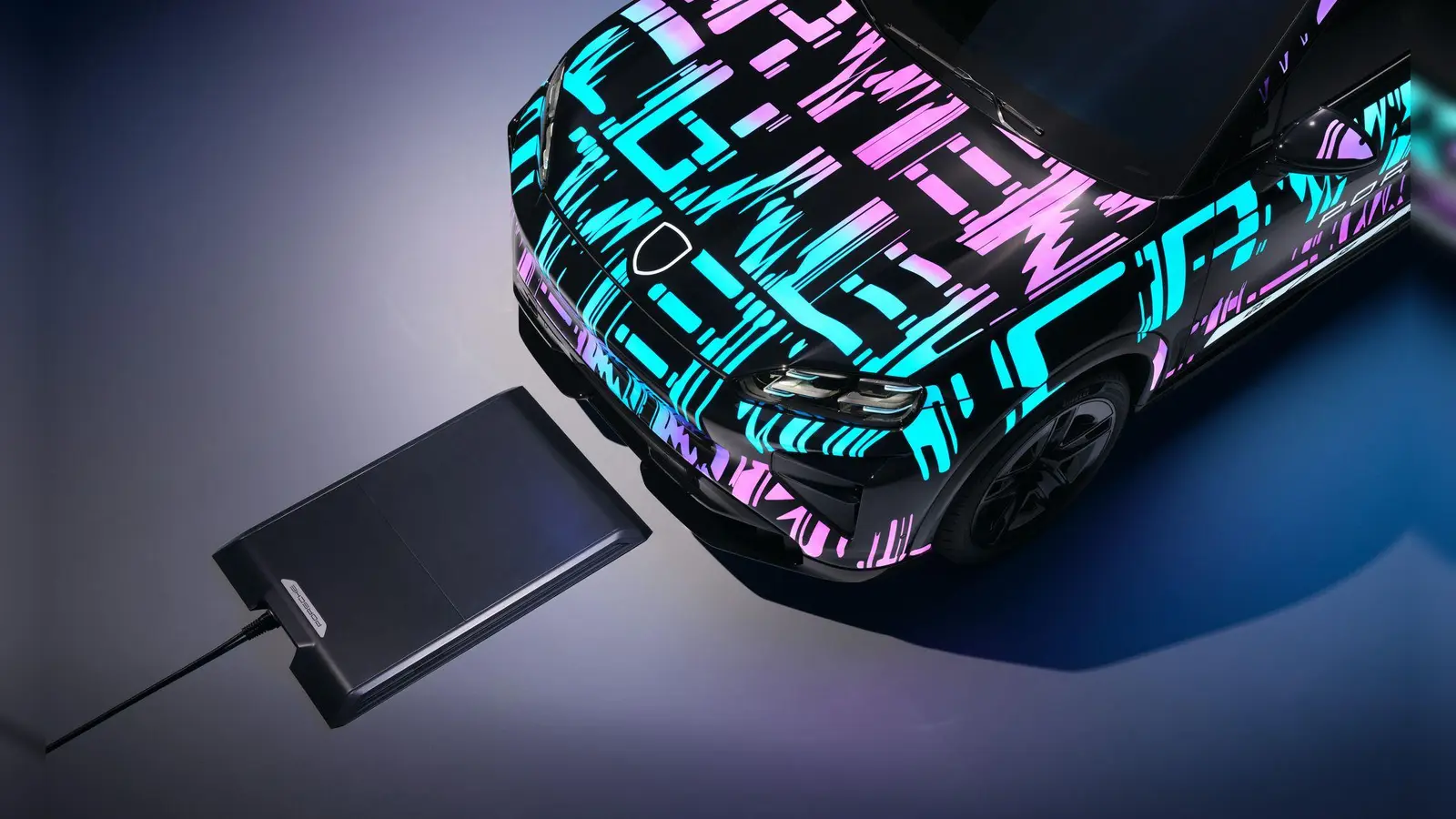 Der neue Porsche Cayenne bietet erstmals kabelloses Laden per Induktion mit bis zu 11 kW Leistung. (Foto: Porsche AG/dpa-tmn)