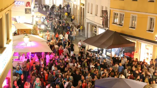 Die Gassen der Altstadt, wie hier in der Uzstraße, werden für die Feier-Gemeinde zur Partymeile. (Foto: Alexander Biernoth)