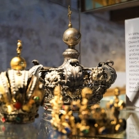 Glänzende Ausstellungsstücke: Bei der Sonderausstellung des Kriminalmuseums können die Besucherinnen und Besucher in die Geschichte der Schatzsuche eintauchen. In wenigen Monaten werden besondere Highlight-Exponate an der Oxford Brookes University zu sehen sein. (Archivbild: Simone Hedler)