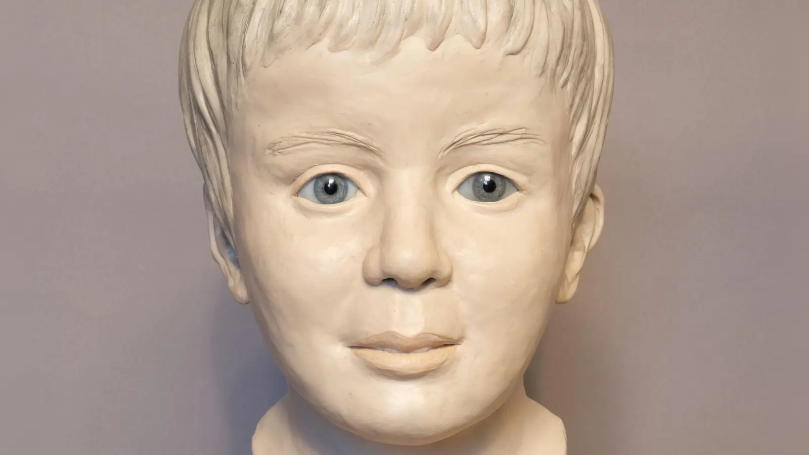 Mit einer Gesichtsrekonstruktion des toten Jungen sucht die Polizei den Täter. (Archivbild) (Foto: Polizeipräsidium Oberbayern Nord/dpa)