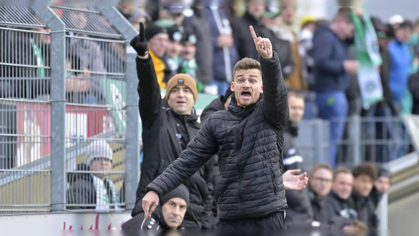 „Es wird bestimmt auch mal vorkommen, dass wir uns intern fetzen“: Der neue Trainer Niklas Reutelhuber (rechts) weiß seinen Vorgänger Christoph Hasselmeier (links stehend) als Berater im Rücken. (Foto: Martin Rügner)